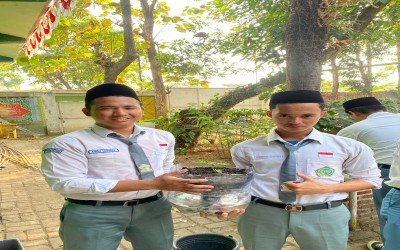 PRAKTEK PEMBELAJARAN BIOLOGI MENANAM POHON CABE DENGAN METODE PENGAIRAN GANTUNG MENGGUNAKAN LIMBAH GALON LEMINERAL SANTRI MADRASAH ALIYAH MA'HAD TARBIYATUL MUBTADIIN